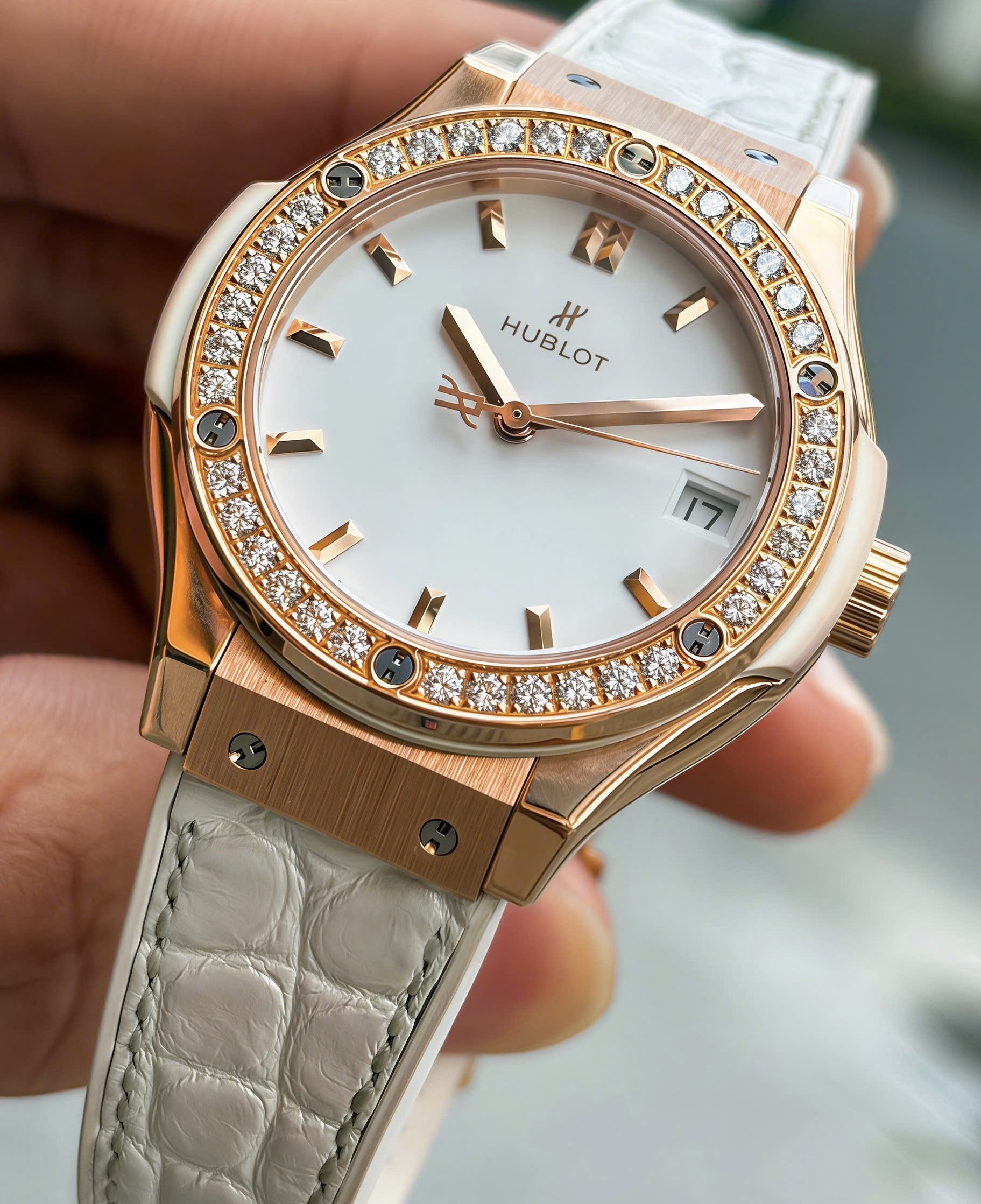 Hublot Classic Fusion MOP White Diamonds Nữ, Ref: 581.OE.2080.LR.1204, Vàng hồng đúc 18k nguyên khối, Niềng Kim Cương Thiên Nhiên Zin hãng, Size 33mm, Like new fullbox