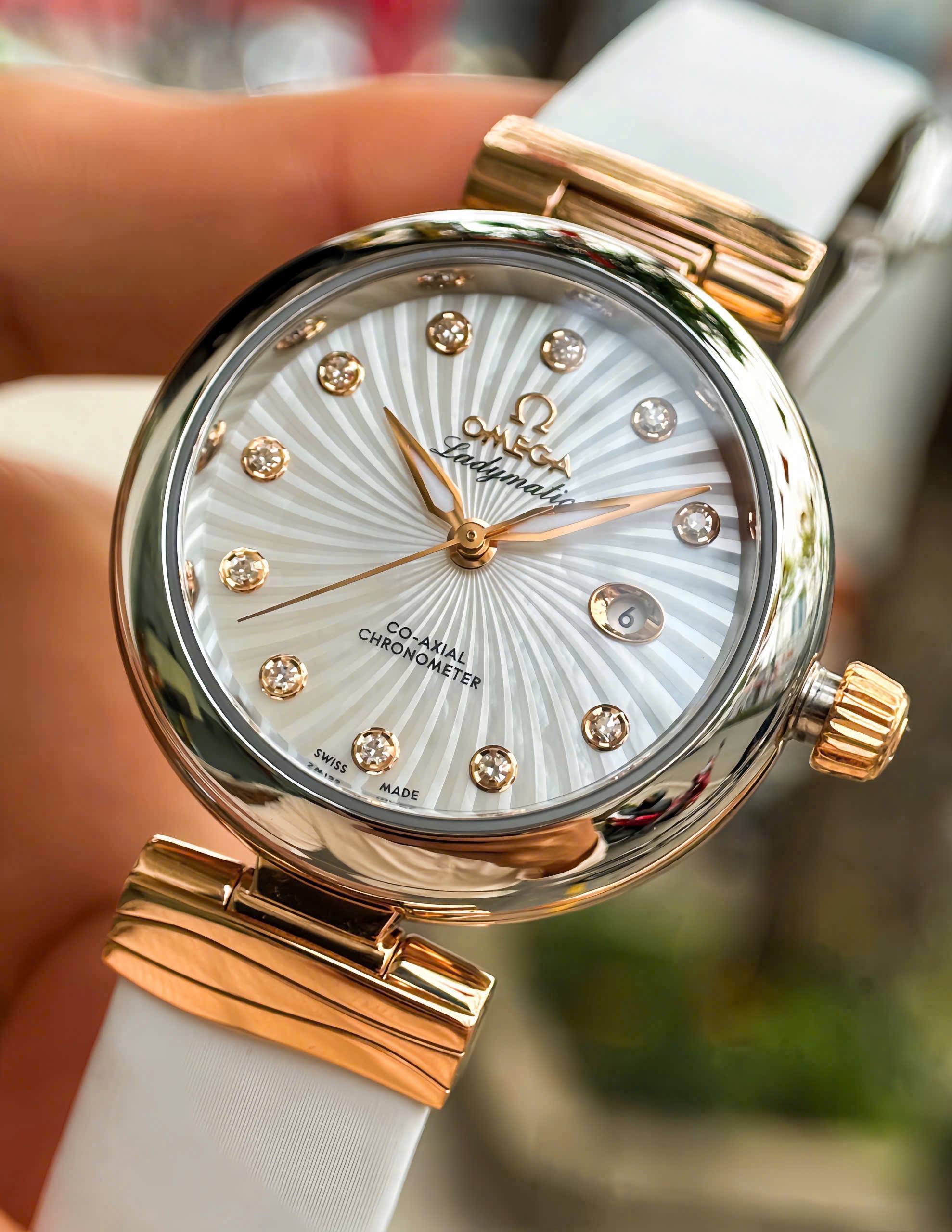 OMEGA DeVille 8520 Ladymatic MOP (Khảm trai trắng) Diamonds Nữ, Ref: 425.22.34.20.55.001, Demi Vàng hồng đúc 18k, Size 34mm, Like new fullbox